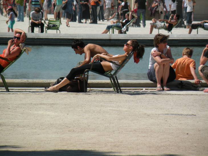  bain de soleil sur une chaise au jardin des Tuileries